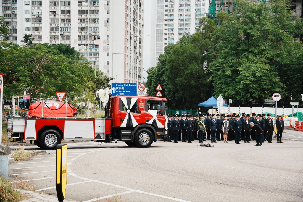 靈車駛到宏福苑進行路祭。江旭峰攝 靈車駛到宏福苑進行路祭。江旭峰攝
