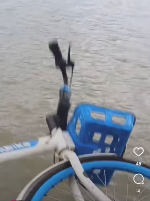 共亨單車被推落城門河。網上影片截圖