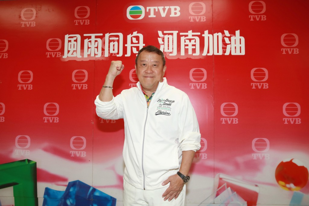 曾志偉則被扮羅文。