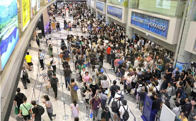 北海道新千歲機場有台灣女遊客投訴遭安檢員胸襲。美聯社