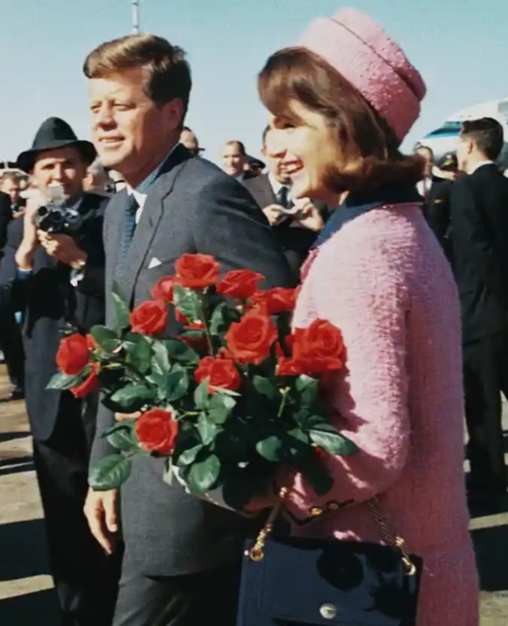 身穿粉紅套裝的第一夫人積琪蓮，於1963年11月22日陪伴丈夫甘迺迪總統到訪達拉斯。