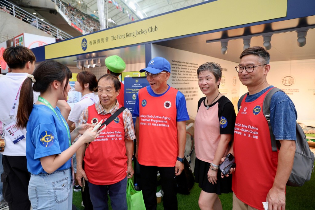 「香港赛马会青少年体育记者培训计划」的学员现场采访「七榄」赛事。马会供图