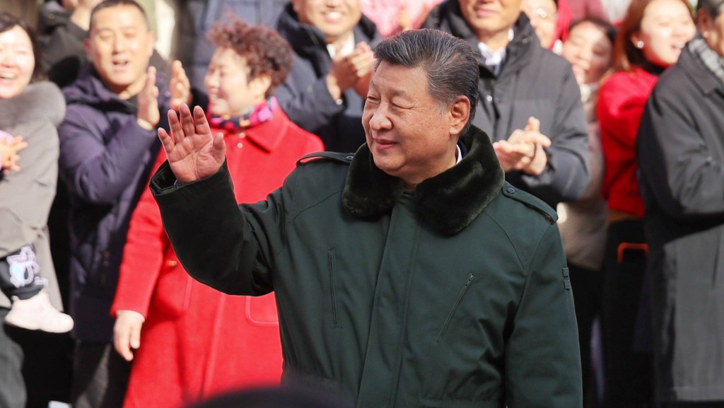 2月10日上午，習近平在北京東城區隆福寺街區考察時，向現場群眾揮手致意。 新華社