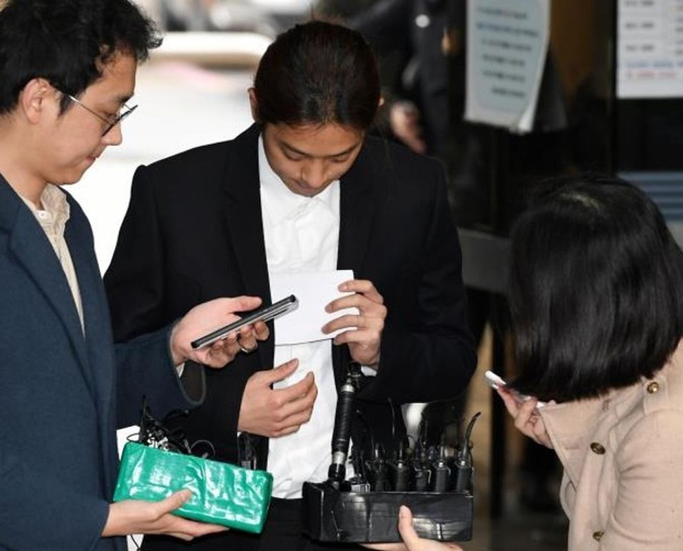 鄭俊英在記者面前發表道歉文及鞠躬道歉。