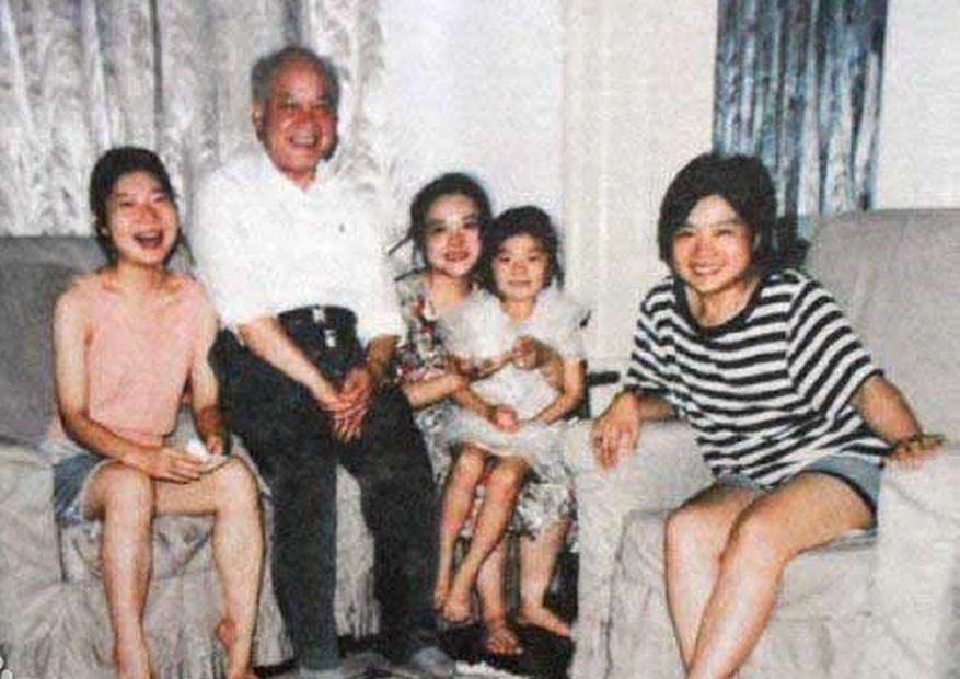 晚年的李沛瑶，一张罕见的全家福，照片中的他穿着白衬衫，微笑着望着镜头，看起来非常和蔼可亲。
