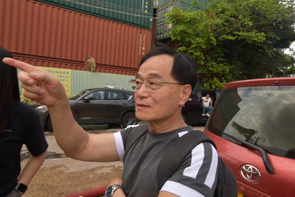 附近物流公司職員李先生講述走火情況。林思明攝 附近物流公司職員李先生講述走火情況。林思明攝