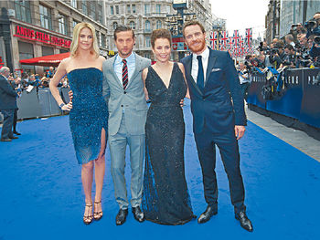 倫敦力谷《普羅米修斯》露美低V鬥查理絲靚腿