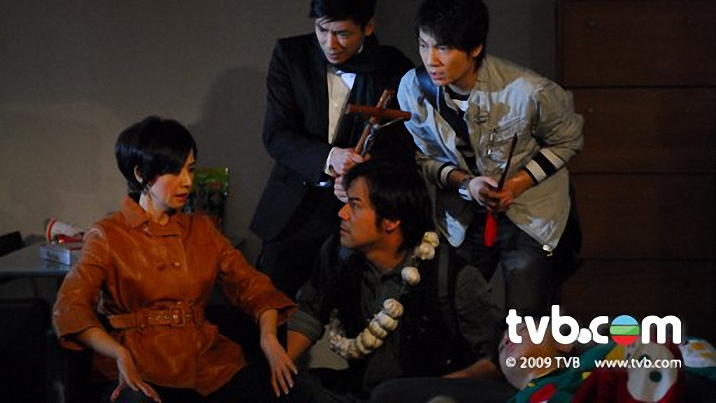徐榮（前右）在《畢打自己人》飾演毛舜筠的青梅竹馬好友「包公」。