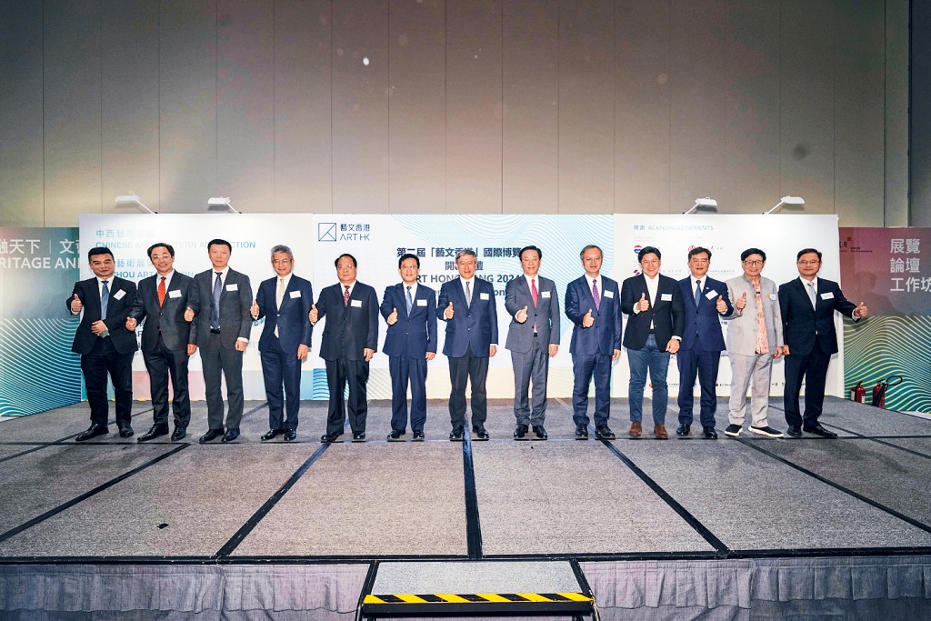 政務司副司長卓永興(中)、中聯辦秘書長王松苗(左六)、第二屆「藝文香港」總顧問、貴州省委常委、省委宣傳部部長盧雍政(右六)、外交部駐港特派員公署副特派員潘雲東(左五)、紫荊文化集團總經理文宏武(右五)等主持開幕典禮。