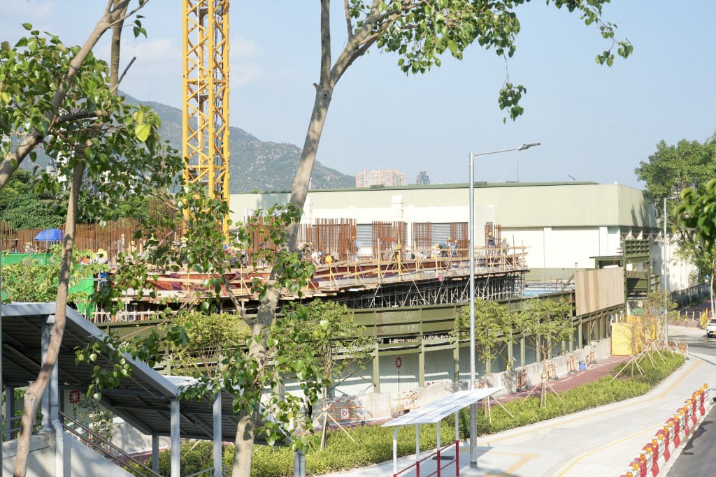 兆湖苑位於湖山路，鄰近輕鐵車廠站及蝴蝶站、蝴蝶灣體育館及新屯門中心，交通尚算方便。歐樂年攝