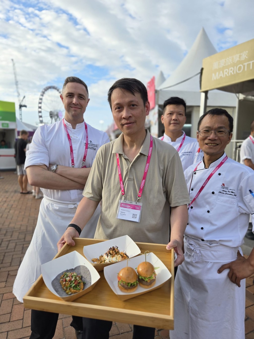 萬豪集團旗下的餐飲部 總監 Roger（左二）。旅發局圖片