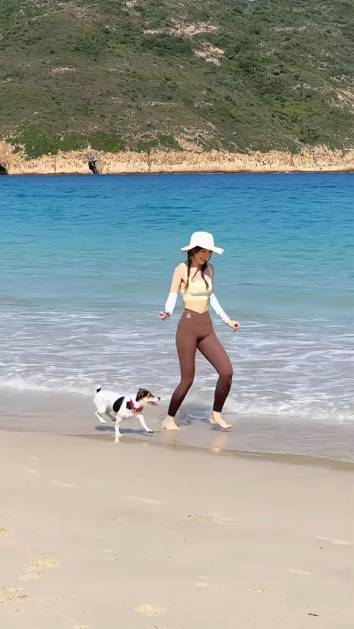 陳若思一向為愛狗之人，以往都不時分享與愛犬的合照，月初又分享一段身穿小背心、瑜伽褲與小狗在沙灘上追逐的影片。