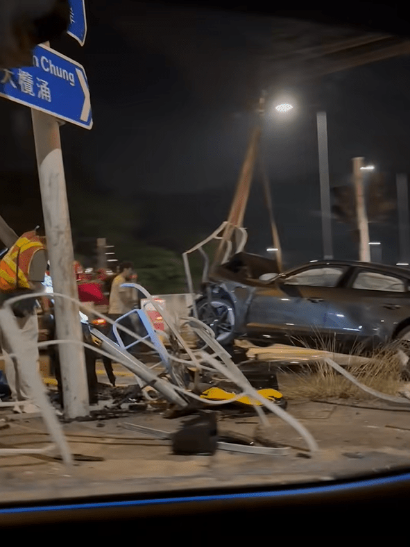 拖車到場將私家車拖走。FB：Ying Jo Wing@地板友
