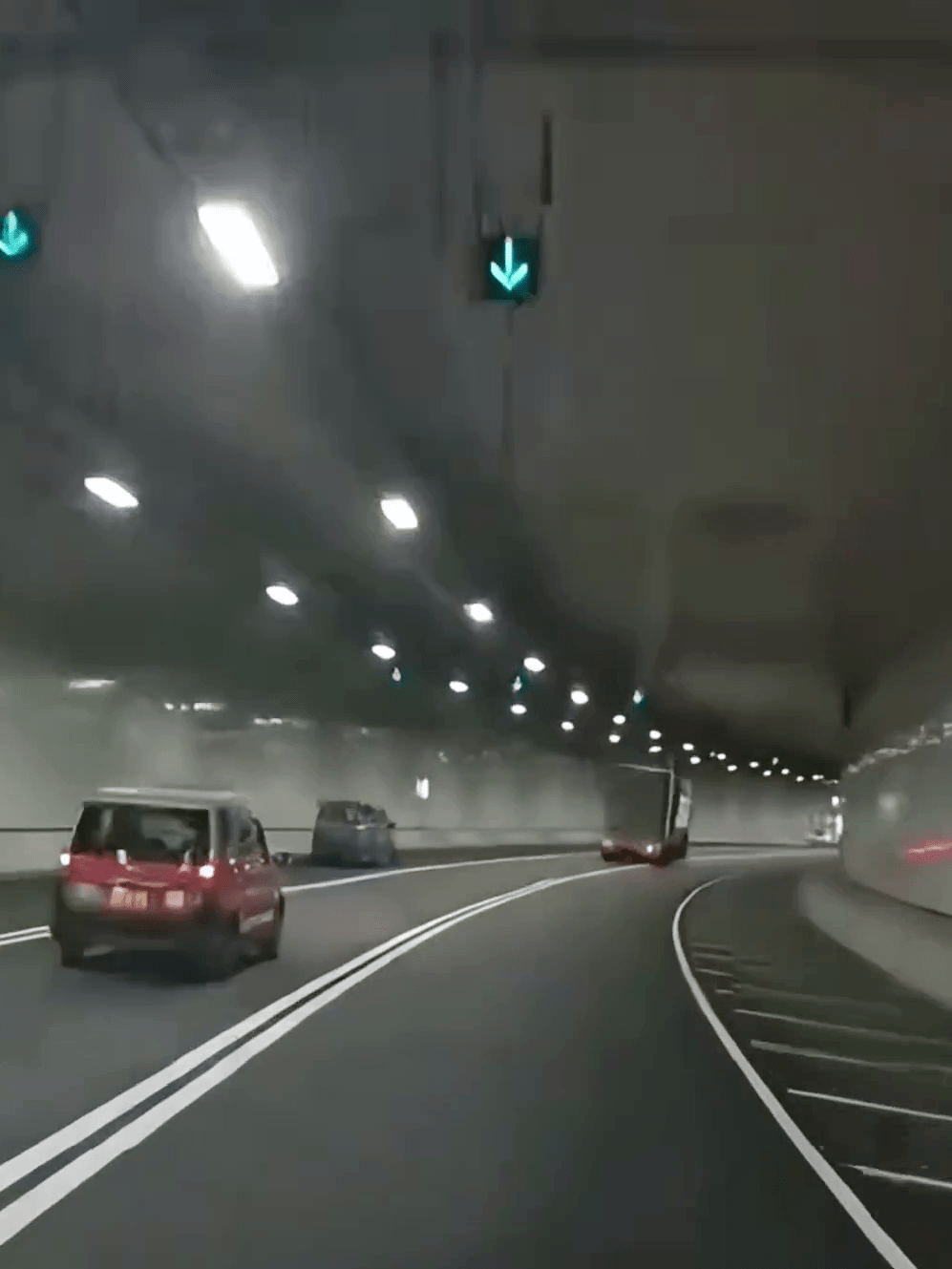 拖頭正在轉右彎。FB:工友@車Cam L(香港群組) 拖頭正在轉右彎。FB:工友@車Cam L(香港群組)