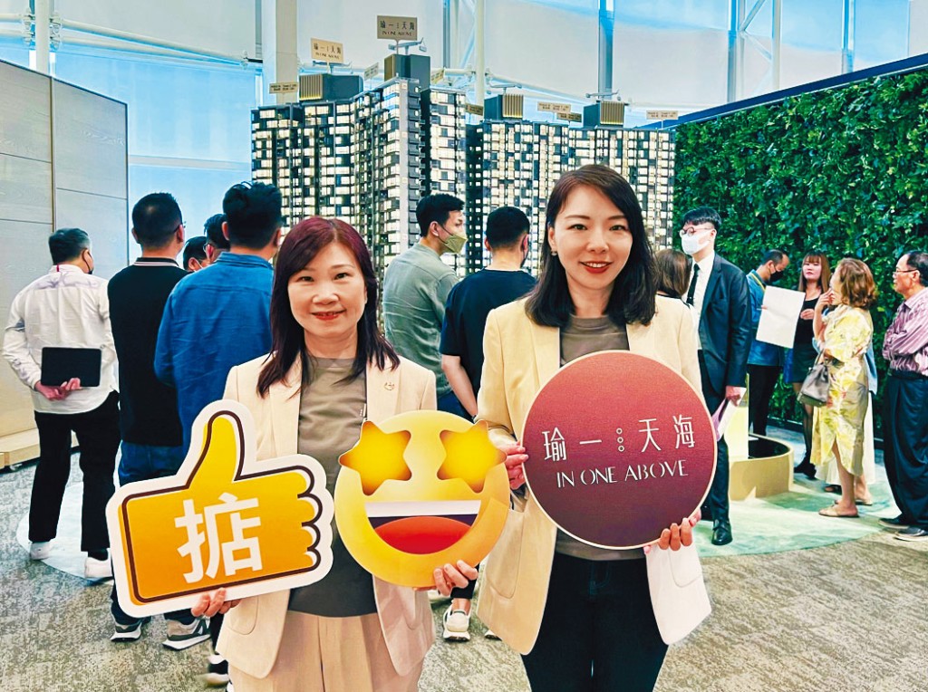 華懋封海倫(右)表示,瑜一.天海示範單位周末錄逾8000人次參觀。旁為陳慕蘭。