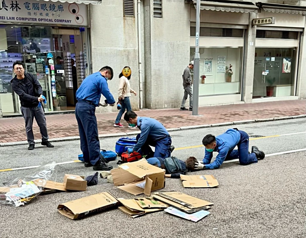救護員即場急救。fb： 香港突發事故報料區及討論區