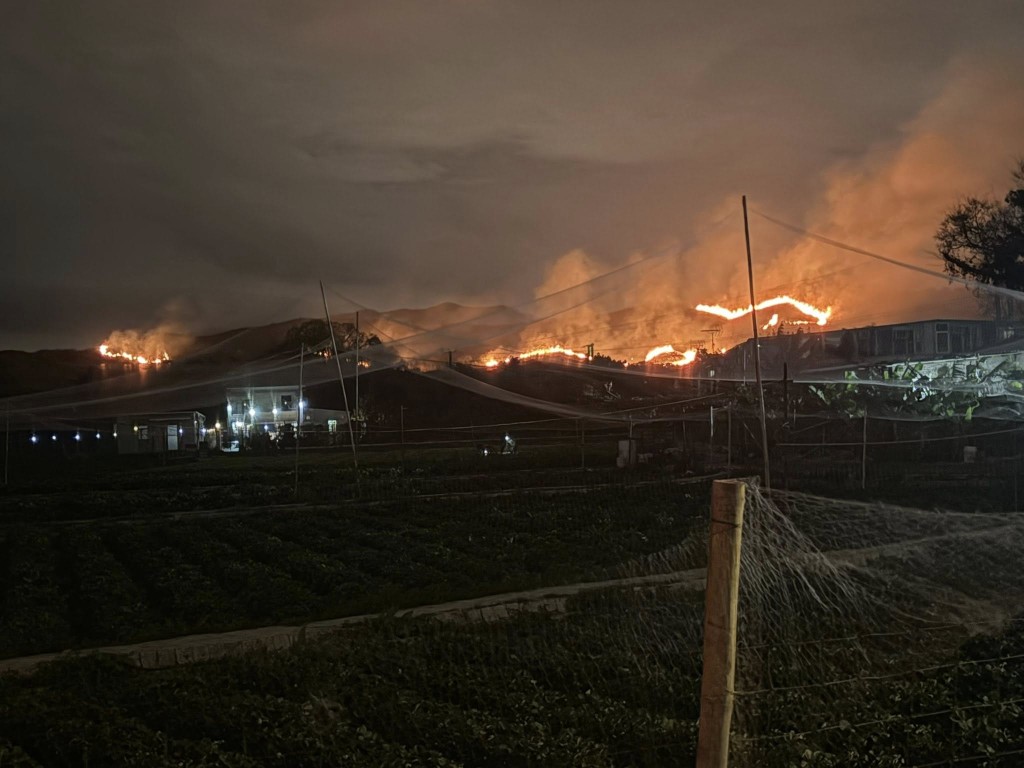 至晚上7時許，山火仍繼續延燒。FB：鄧美貞@北區之友
