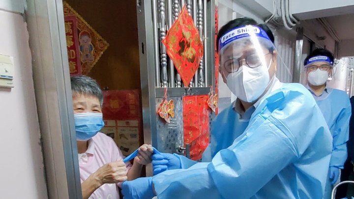 林健鋒聯同經民聯黨友到鰂魚涌派發抗疫物資包。林健鋒facebook圖片