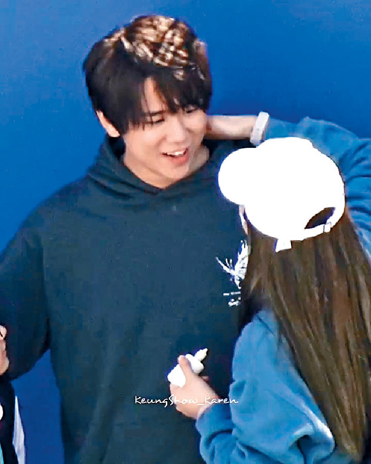 ■姜濤被指與髮型師撻着，卻惹來不少「姜糖」不滿。