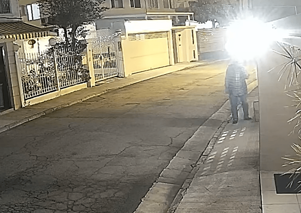 老伯一邊吸煙一邊行。fb：  錦綉住客大聯盟