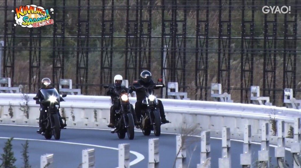 三人一起駕電單車,有如飛車黨。