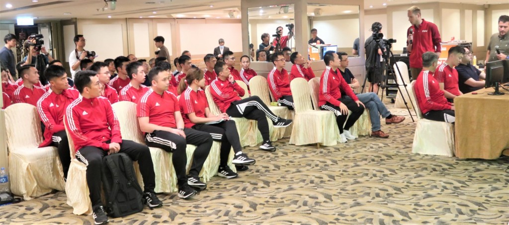 香港足总选出约30名球证为VAR上课，课证包括控制机器、理论和实习，并由国际足协派员指导操作。陆永鸿摄
