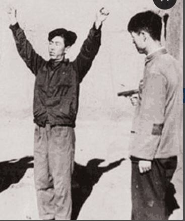 林文勇（左）被公安人员抓获。