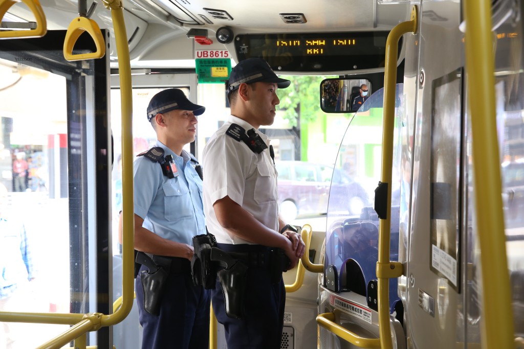 警员在尖沙咀码头登上巴士巡逻。刘汉权摄