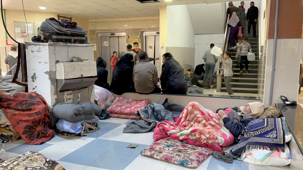 流離失所巴人在納賽爾醫院避難。路透社