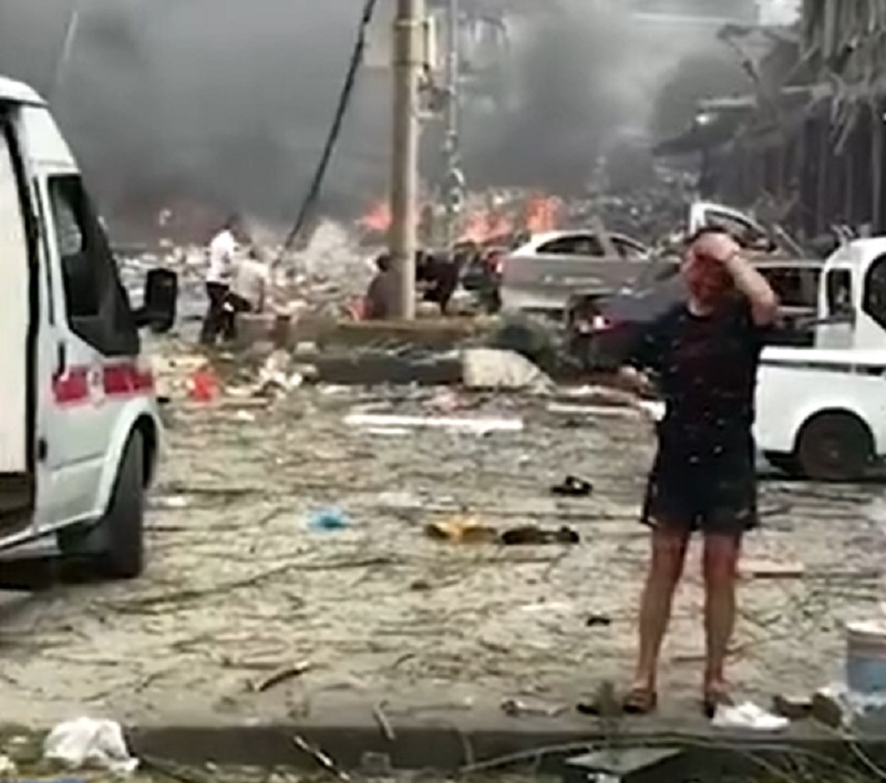 爆炸造成附近建築物倒塌。網上圖片