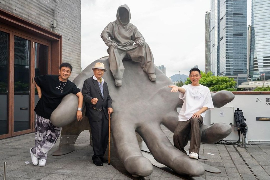 刘兆铭8月底低调现身“1/X刘德华的艺术空间”展览。