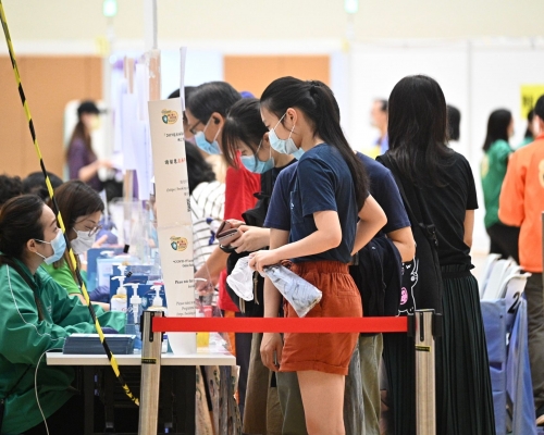6成合資格市民已經接種第一針疫苗。