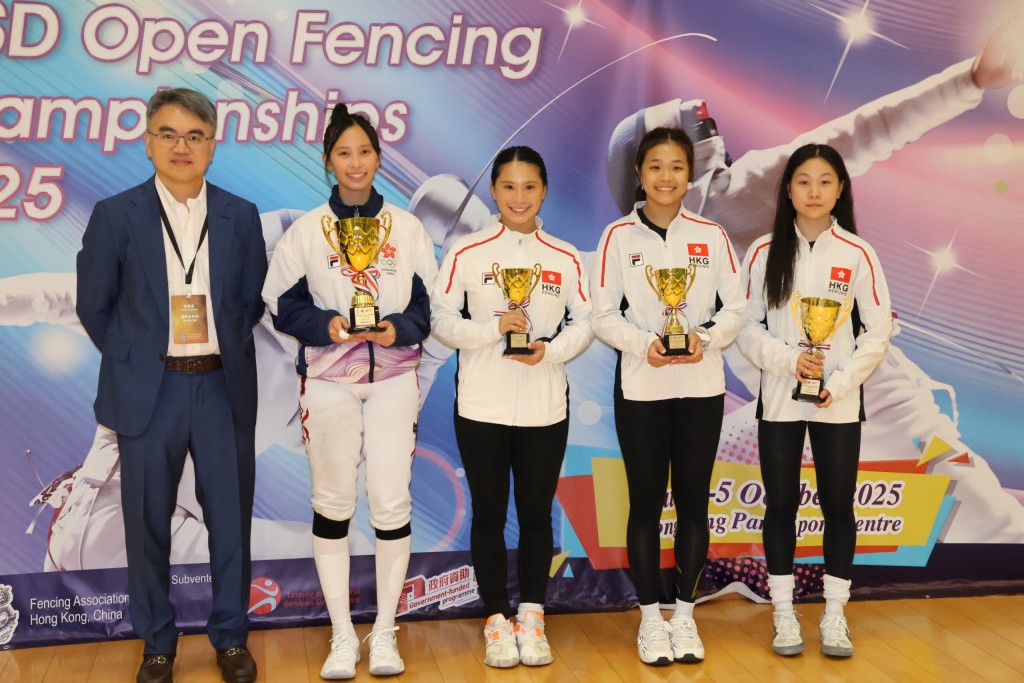 女花三甲，右起亞軍梁殷僑、季軍黃純一及梁雅蕾、冠軍符妤名。徐嘉華攝