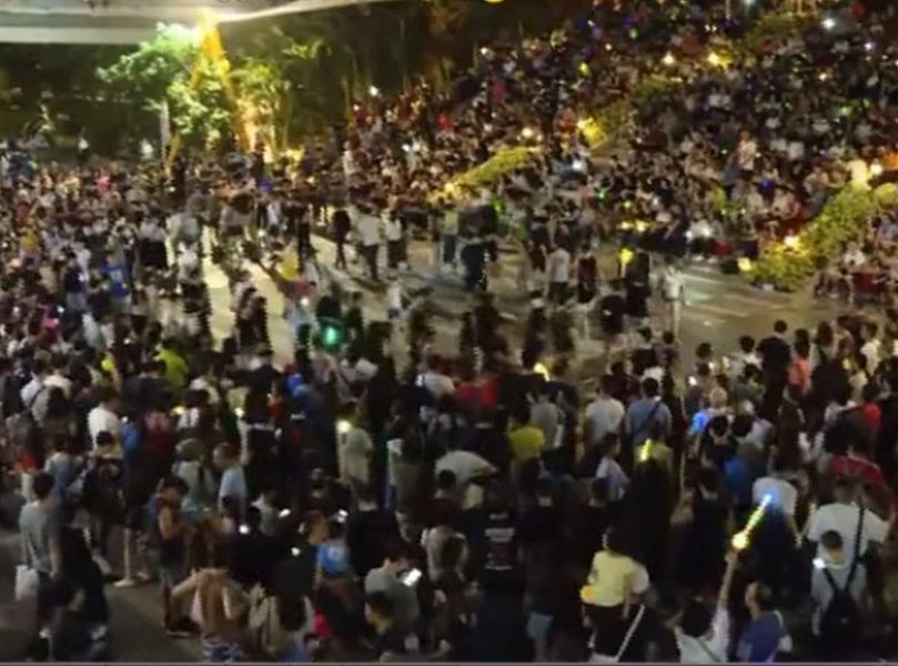 在沙田大會堂百步梯有不少市民聚集。NOW新聞截圖