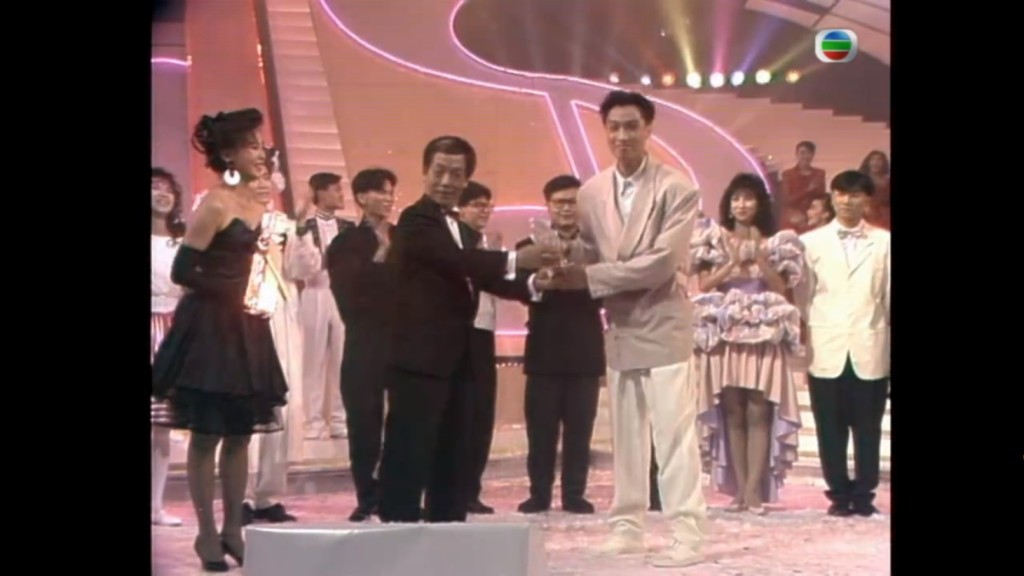 当时选唱张国荣的《拒绝再玩》获得金奖及金咪奖。
