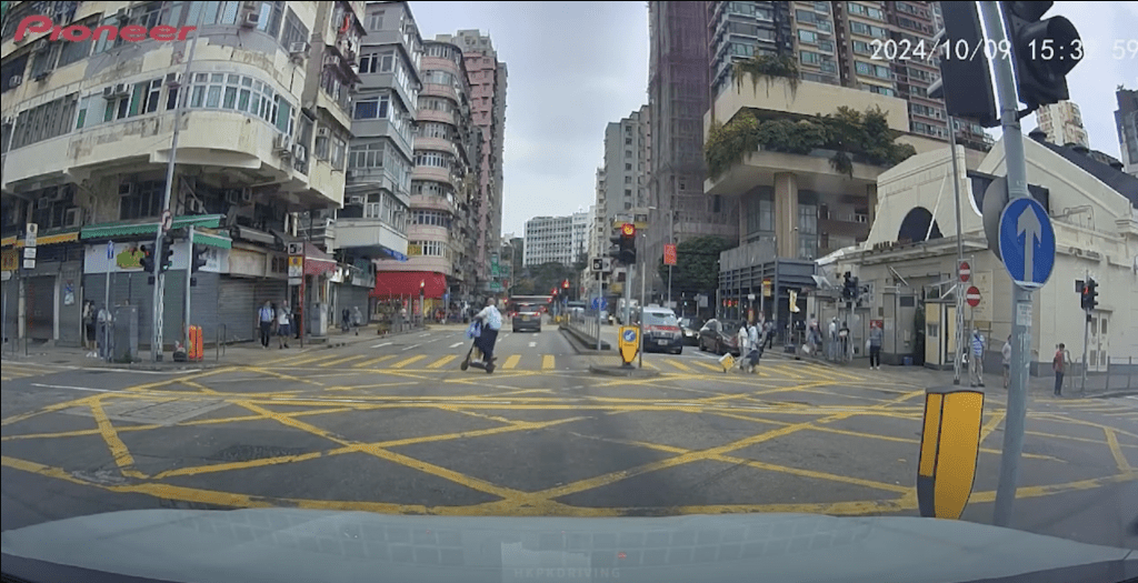 男子違反交通規則，由新填地街右轉入窩打老道。Youtube 車Cam特警片段截圖