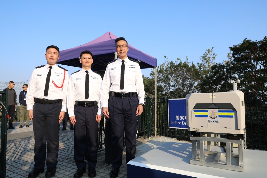 重点及搜查组警司高仲英、山顶分区指挥官李国耀和长洲分区指挥官刘键衡(右至左)讲述第二阶段“小型无人机行动调配”先导计划的安排。 刘汉权摄