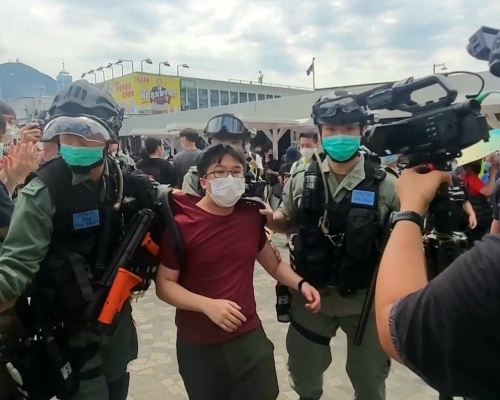 警方截查可疑人士。