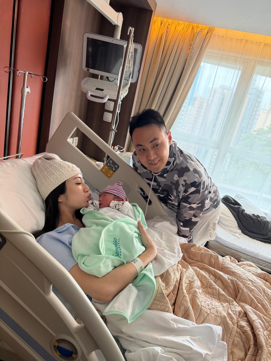 蔡嘉欣絕對稱得上是「最靚媽媽」。