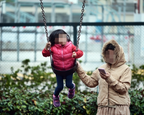 有女童玩鞦韆時不慎撞到年幼小孩，被對方的家長狠批無家教。資料圖片（示意圖）