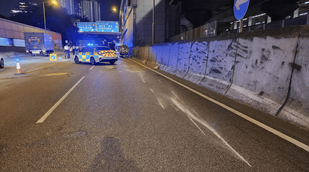 車禍地點的石壆牆身和路面均遺下由貨車磨擦而成的刮痕。黎志偉攝