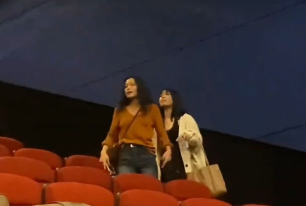白衣少女電影院座位被佔，反遭對方（紅衣）指罵「沒社會地位出來幹嗎？」微博＠二七塔日記