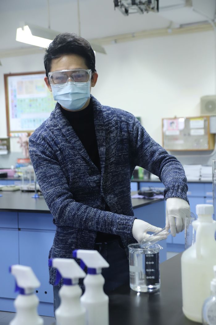 校長尹浩然在學校與堂會及家長同心自製酒精搓手液,送給學生與街坊。
