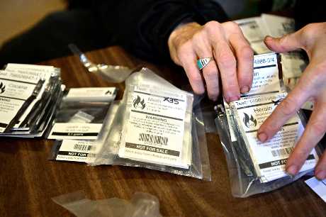 卑诗省试推携少量毒品非刑事化，温哥华的毒品使用者网络（VANDU）提供小份毒品包。 路透社