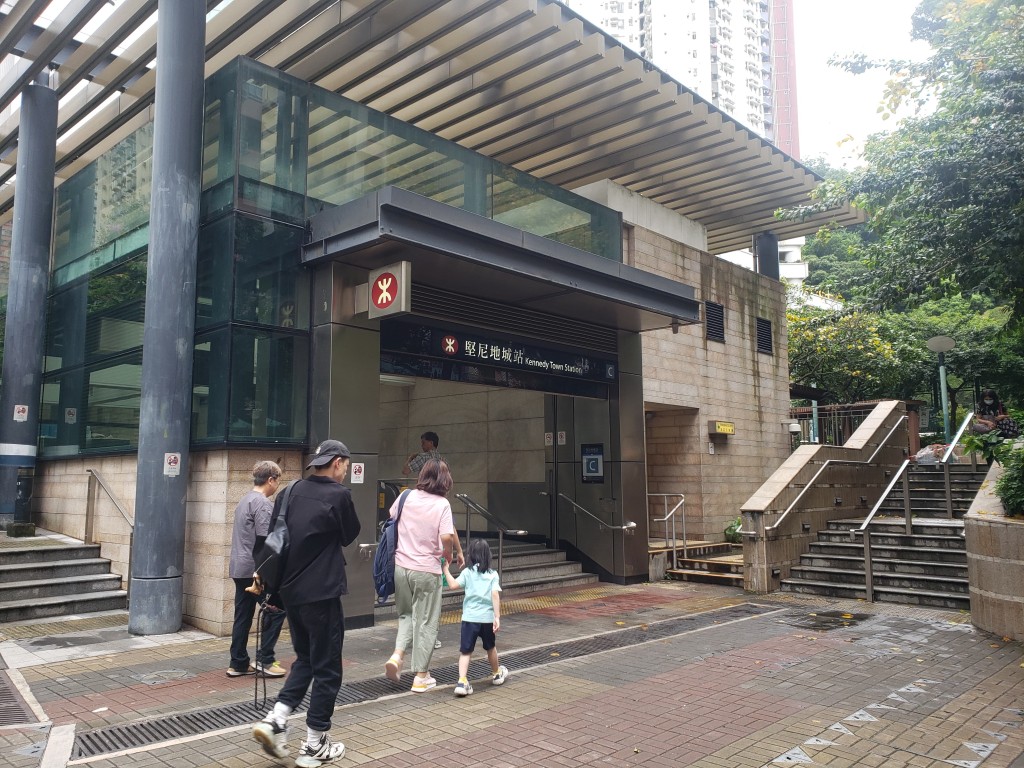 父子二人本約在西環重聚。