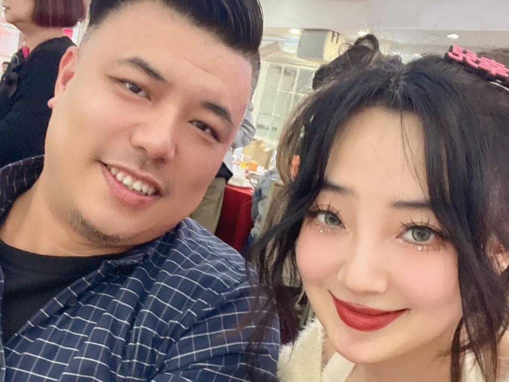 屯门娜娜为儿子办百日宴，不少朋友到场祝贺。