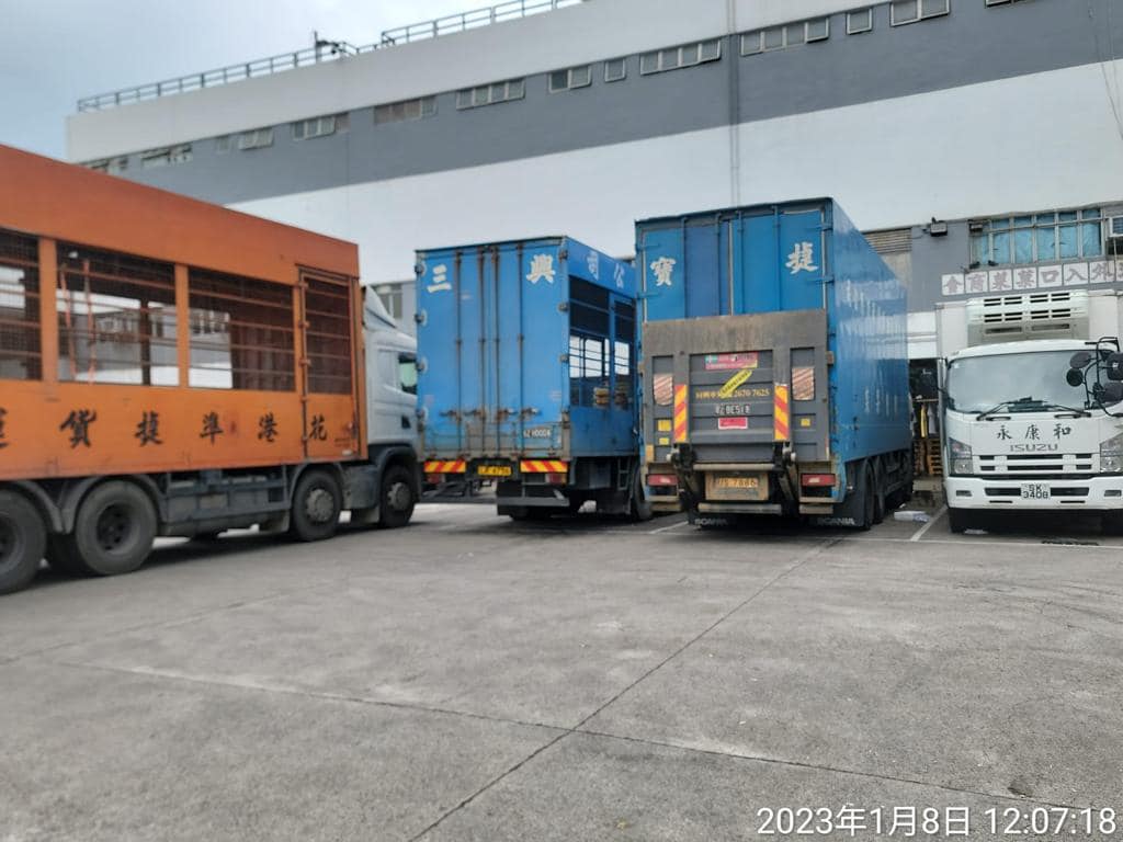 有三輛停泊在西區副食品批發市場的大型貨車，正把在市場收集的發泡膠箱運回內地循環再用。