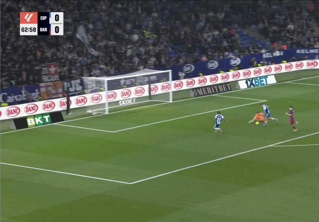 祖安加西亚单刀面对敌军两名球名，成功化解。影片截图