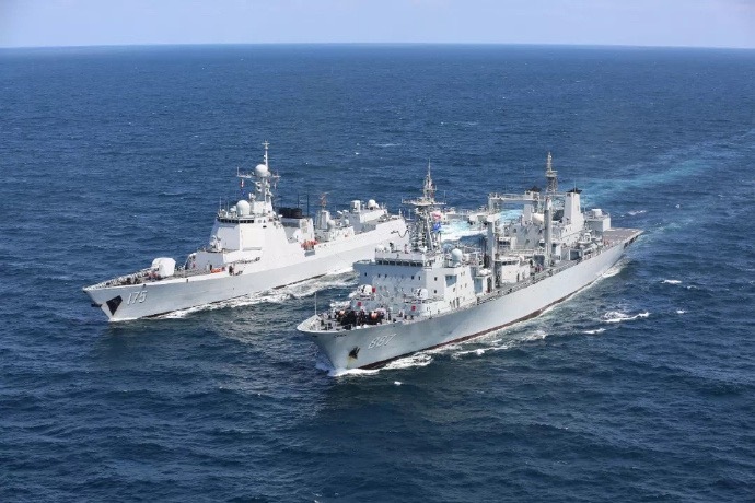 撤僑的中國海軍「南寧艦」和「微山湖艦」。