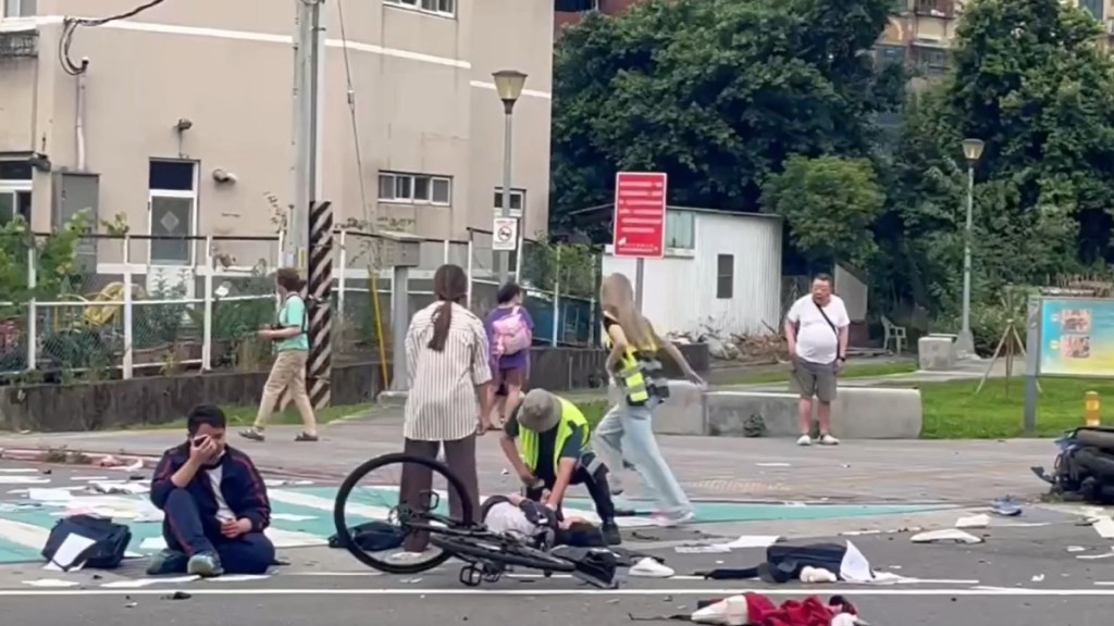 新北三峽車禍,75歲翁駛車暴衝人群,10多人受傷4命危。 新北三峽車禍,75歲翁駛車暴衝人群,10多人受傷4命危。